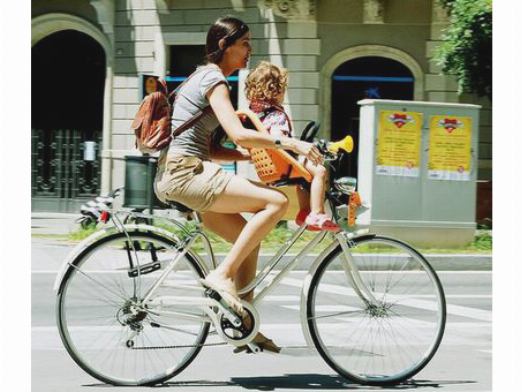 Рюкзак на спину удобен для велопрогулки с ребенком в переднем кресле